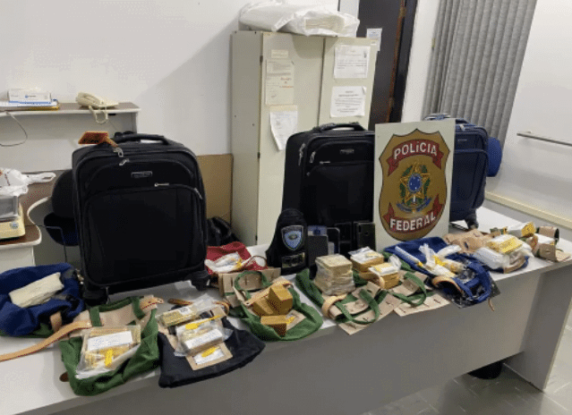 Material apreendido em cima de mesa na Polícia Federal.