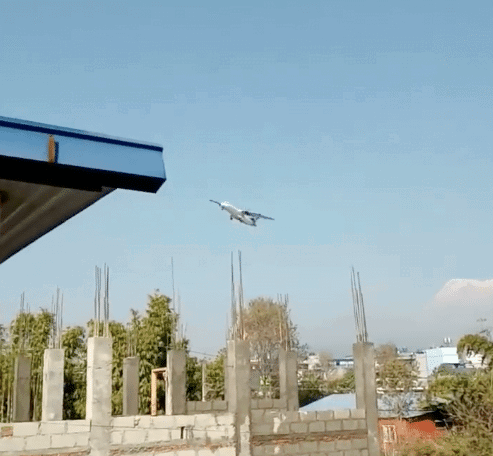 Imagem mostra avião inclinando à esquerda antes da queda. No primeiro plano da foto é possível ver parte do quintal da casa onde estava a pessoa que gravou o vídeo, com um pedaço do telhado e de vigas de concreto em construção.