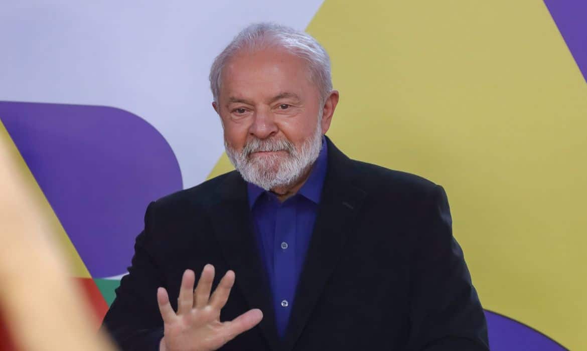 Lula assina MP que taxa fundos dos super-ricos e envia projeto de lei para tributar rendimentos no exterior