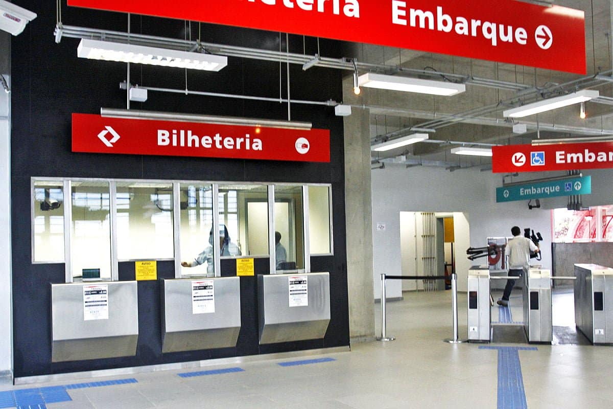 Greve de trabalhadores afeta venda de bilhetes da Linha 9-Diamante em São Paulo
