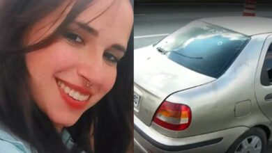 Na véspera de Natal, uma jovem de 26 anos, identificada como Juliana Leite Rangel, foi baleada na cabeça durante uma abordagem de rotina da Polícia Rodoviária Federal (PRF) na BR-040, em Duque de Caxias, Baixada Fluminense. Juliana viajava com sua família em direção a Niterói, para as celebrações de Natal, quando o veículo em que estavam foi atingido por disparos feitos pelos agentes da PRF. De acordo com o relato do pai da jovem, Alexandre de Silva Rangel, quando os policiais sinalizaram para que o carro encostasse, os disparos já estavam sendo feitos. "Falei para a minha filha: 'Abaixa, abaixa'. Eu abaixei, meu filho deitou no fundo do carro, mas infelizmente o tiro pegou na minha filha", contou Alexandre, visivelmente abalado com o ocorrido. Após ser atingida, Juliana foi socorrida e levada para o Hospital Adão Pereira Nunes, onde passou por uma cirurgia. Seu estado de saúde foi classificado como gravíssimo, o que gerou grande preocupação entre familiares e amigos. O caso logo tomou repercussão na mídia, levantando questões sobre os protocolos de segurança adotados pelas forças policiais durante abordagens em rodovias federais. A Polícia Rodoviária Federal, por sua vez, afirmou que os agentes envolvidos na abordagem foram afastados de suas funções operacionais enquanto a Corregedoria da instituição apura os fatos. Além disso, a PRF destacou que está colaborando com as investigações conduzidas pela Polícia Federal para esclarecer as circunstâncias do incidente. Este episódio se soma a outros casos envolvendo a PRF, que têm gerado debates sobre o uso da força durante abordagens policiais. Em 2023, outro caso de morte ocorrido em circunstâncias semelhantes levou o Ministério Público Federal a denunciar quatro agentes da PRF por homicídio qualificado. O caso de Juliana Leite Rangel aumenta a pressão sobre a instituição, com a sociedade aguardando respostas claras sobre os procedimentos adotados pelos policiais rodoviários federais. A investigação continua, e as autoridades buscam esclarecer os motivos que levaram à disparos contra o veículo e o consequente ferimento grave de Juliana. O episódio também abre um novo capítulo nas discussões sobre a segurança pública nas rodovias brasileiras e a confiança da população nas forças de segurança.