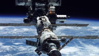 Missão de resgate chega à Estação Espacial para trazer de volta astronautas retidos há nove meses​