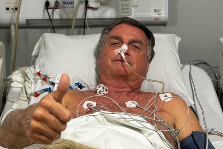 Bolsonaro é internado por complicações intestinais e publica foto em hospital