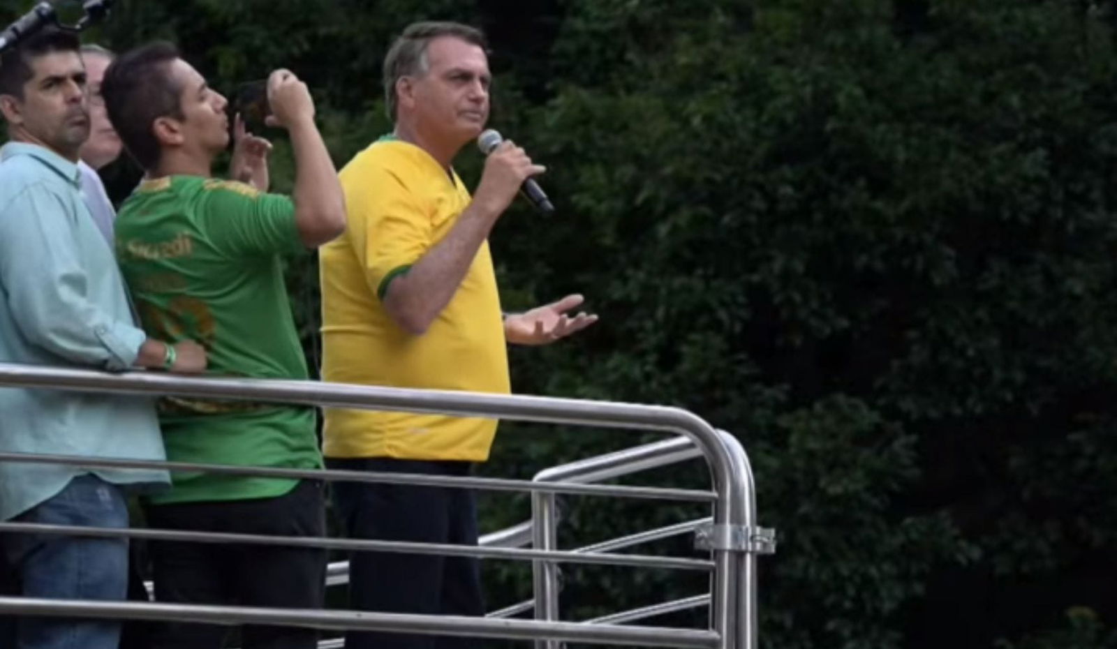 Bolsonaro nega golpe e diz contar com "ajuda externa" em discurso na Paulista