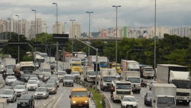Pista central da Marginal Tietê é reaberta após reparo de cratera pela Sabesp