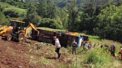 Tragédia no RS: Ônibus com estudantes da UFSM capota e deixa sete mortos